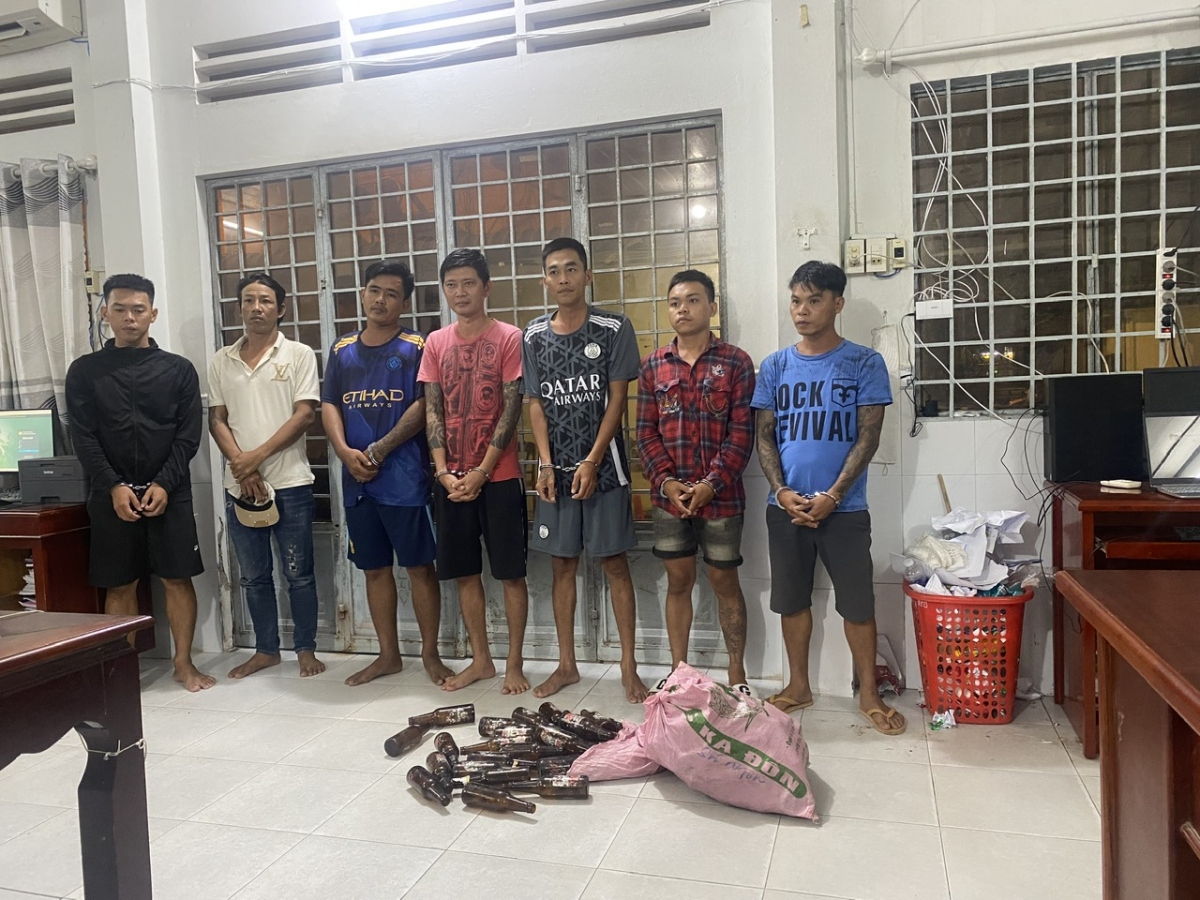 Các đối tượng từ trái qua phải: Hậu, Lợi, Tài (Đen), Nghĩa, Măn, Hào (Long), Đồ