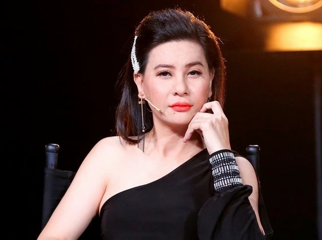 Mới đây, trong buổi trò chuyện với khán giả, Cát Phượng chia sẻ cô từng nhắn tin để đưa lời khuyên cho Nam Thư sau ồn ào thời gian qua. Song, nữ diễn viên cảm thấy bất ngờ khi bị đàn em block (chặn) trên mạng xã hội.