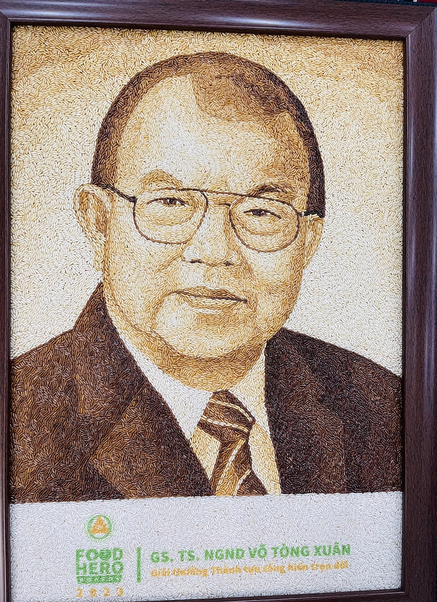 Chân dung GS Võ Tòng Xuân làm từ hạt gạo