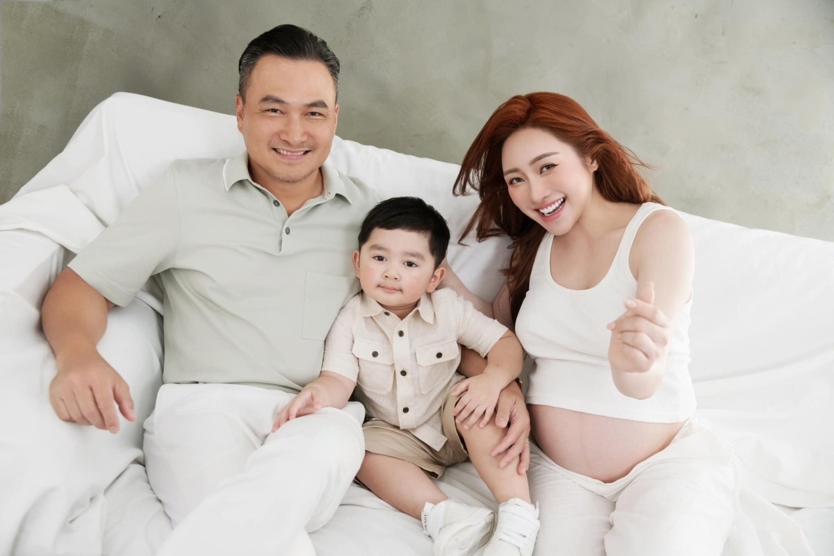 Lý Thùy Chang thực hiện bộ ảnh gia đình cùng ông xã Chi Bảo và con trai Gia Khang trước khi sinh em bé thứ hai. (Nguồn: FBNV)