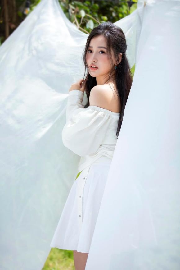 Hoa hậu Mai Phương Thúy đón tuổi mới: "Mọi người muốn chúc mừng sinh nhật mình thì ghi dưới bình luận nha cho đỡ trôi. Mãi yêu các bạn. 18 năm là cô gái trẻ. 18 năm làm Hoa hậu. Được như bây giờ là một chuyện vui".