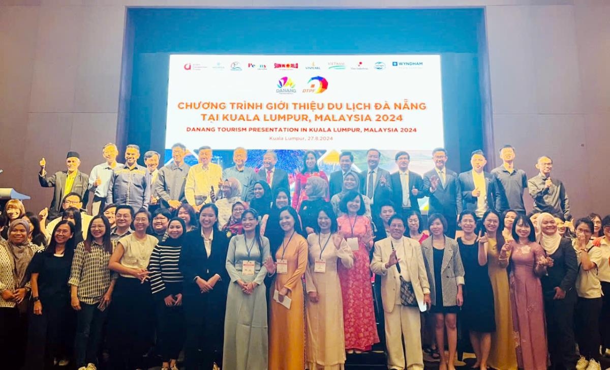 Chụp ảnh lưu niệm tại Chương trình giới thiệu du lịch Đà Nẵng tại Malaysia.