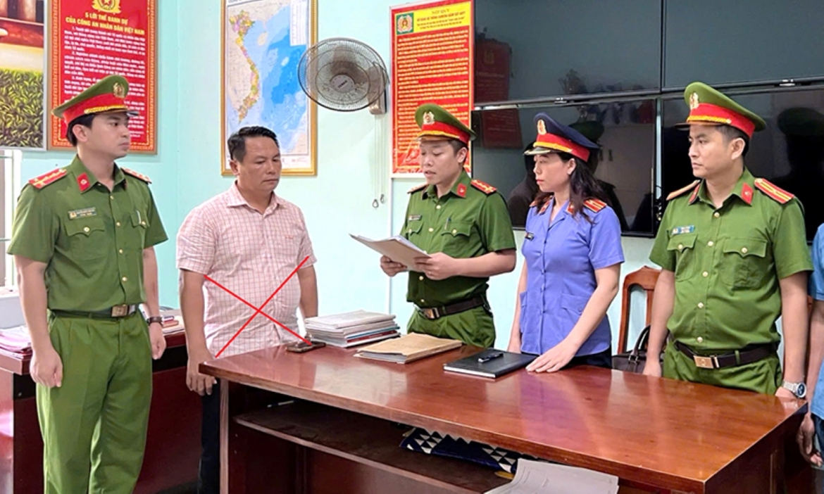 Cơ quan Cảnh sát điều tra, Công an thành phố Đồng Hới thi hành quyết định khởi tố vụ án, khởi tố bị can đối với ông Nguyễn Hải Cường (áo ca rô)