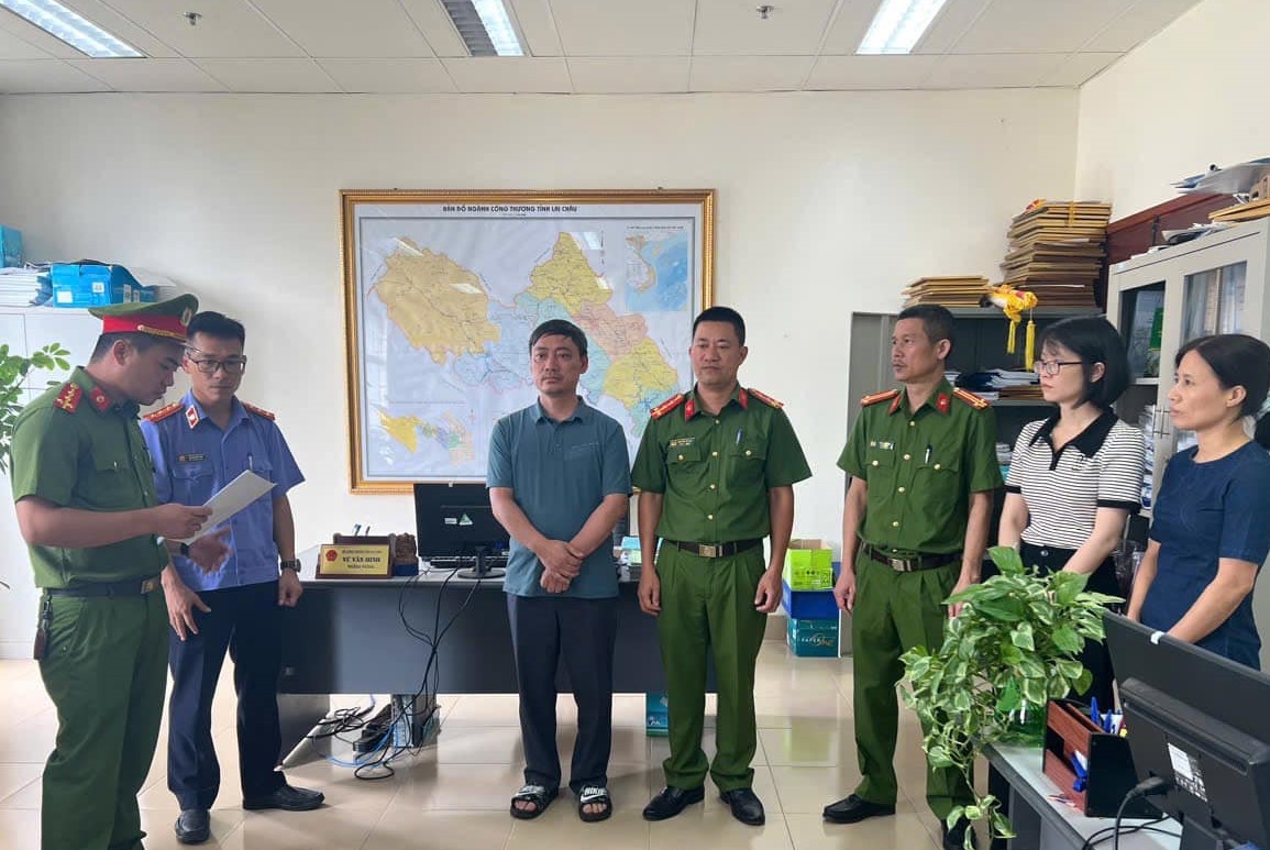 Cơ quan chức năng đọc lệnh tạm giữ hình sự đối với Vũ Văn Hinh, Trưởng phòng Quản lý công nghiệp, Sở Công thương tỉnh Lai Châu.