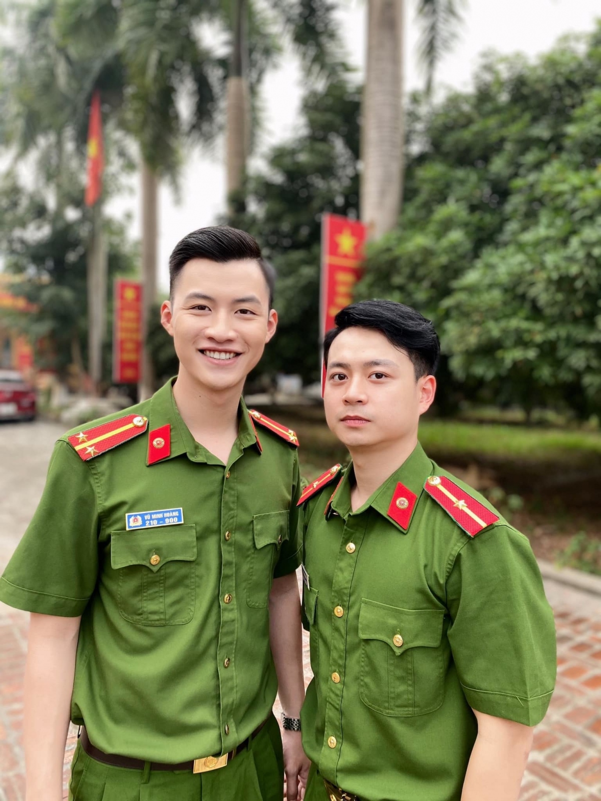 Hoàng Triều Dương (phải) trong phim "Phố trong làng".