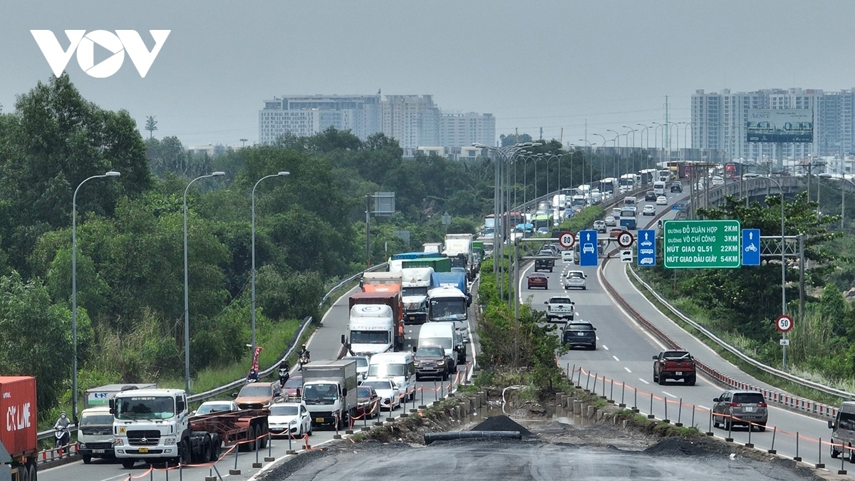 Cao tốc TP.HCM – Long Thành – Dầu Giây thường xuyên bị  ùn ứ kéo dài vào những ngày cuối tuần.