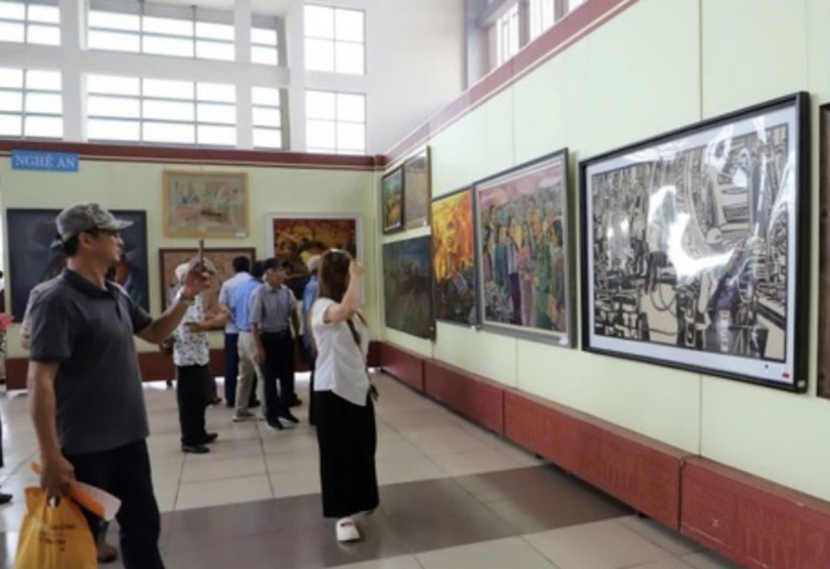Đại biểu và người dân tham quan triển lãm