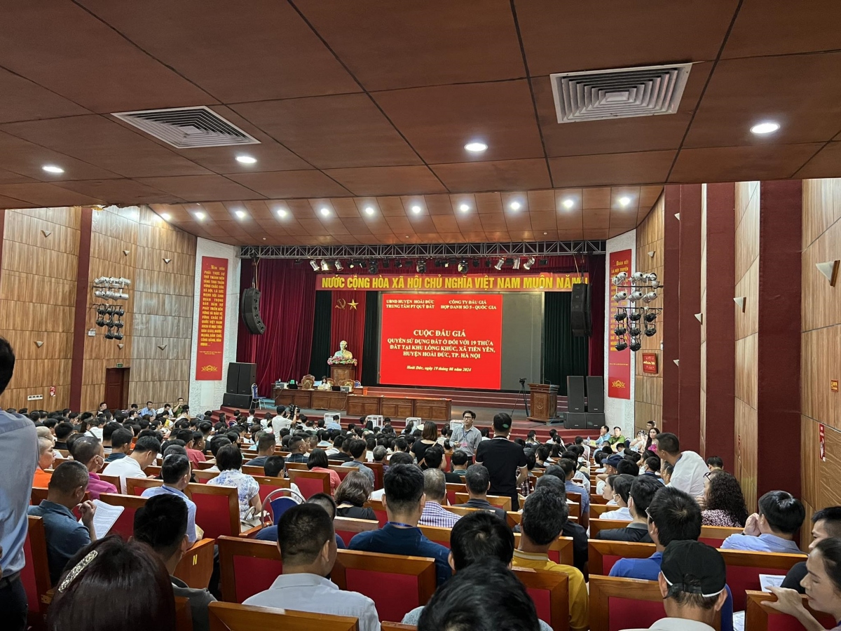 Hà Nội với nhiều phiên đấu giá là điểm nóng của thị trường