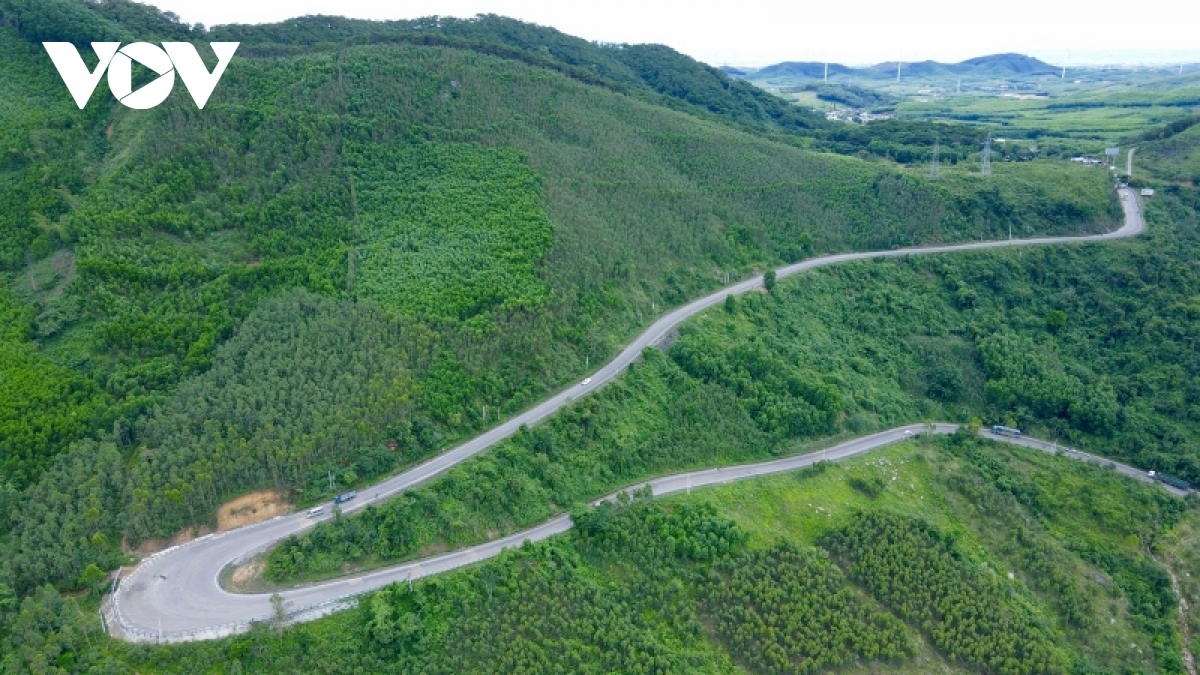 Đèo An Khê (nơi tiếp giáp tỉnh Gia Lai và tỉnh Bình Định) có địa hình dốc, cua hẹp, khiến vận chuyển hàng hoá gặp nhiều khó khăn.