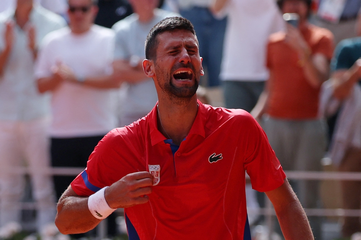 Djokovic bật khóc sau khi giành HCV Olympic Paris. (Ảnh: Reuters). 