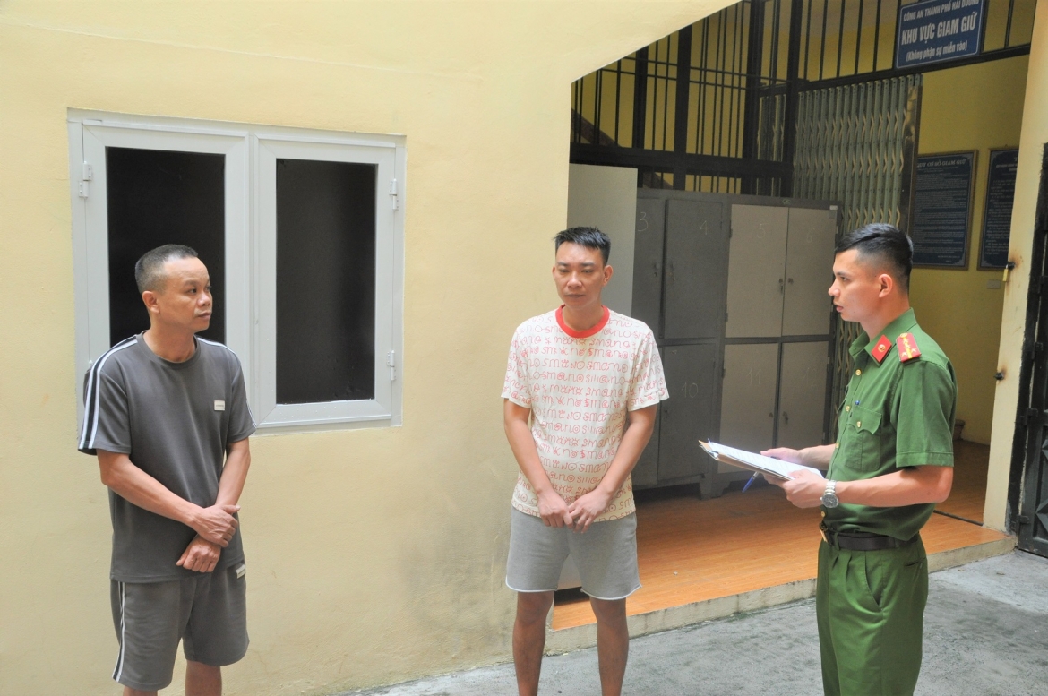 Đối tượng Nguyễn Văn Phúc và Phạm Công Tuấn tại cơ quan công an. (Ảnh: CA Hải Dương)