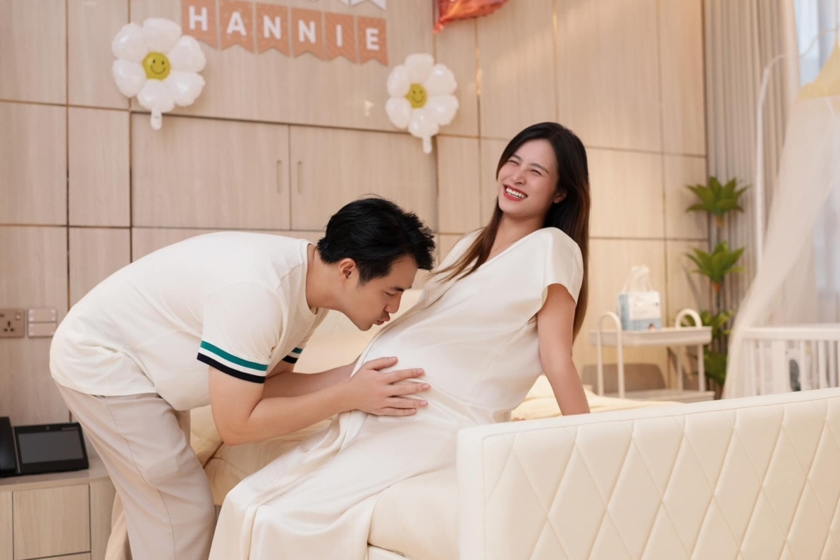 Hai ngày sau khi con gái Hannie chào đời, Đông Nhi hé lộ loạt ảnh ghi lại hành trình chào đón thiên thần nhỏ. Khác với lần sinh đầu cách đây bốn năm, lần này cô lựa chọn sinh mổ để đảm bảo sức khỏe cho hai mẹ con. Ông Cao Thắng theo bà xã vào bệnh viện, chăm sóc sức khỏe và tinh thần cho Đông Nhi, sẵn sàng chờ đón công chúa thứ hai.