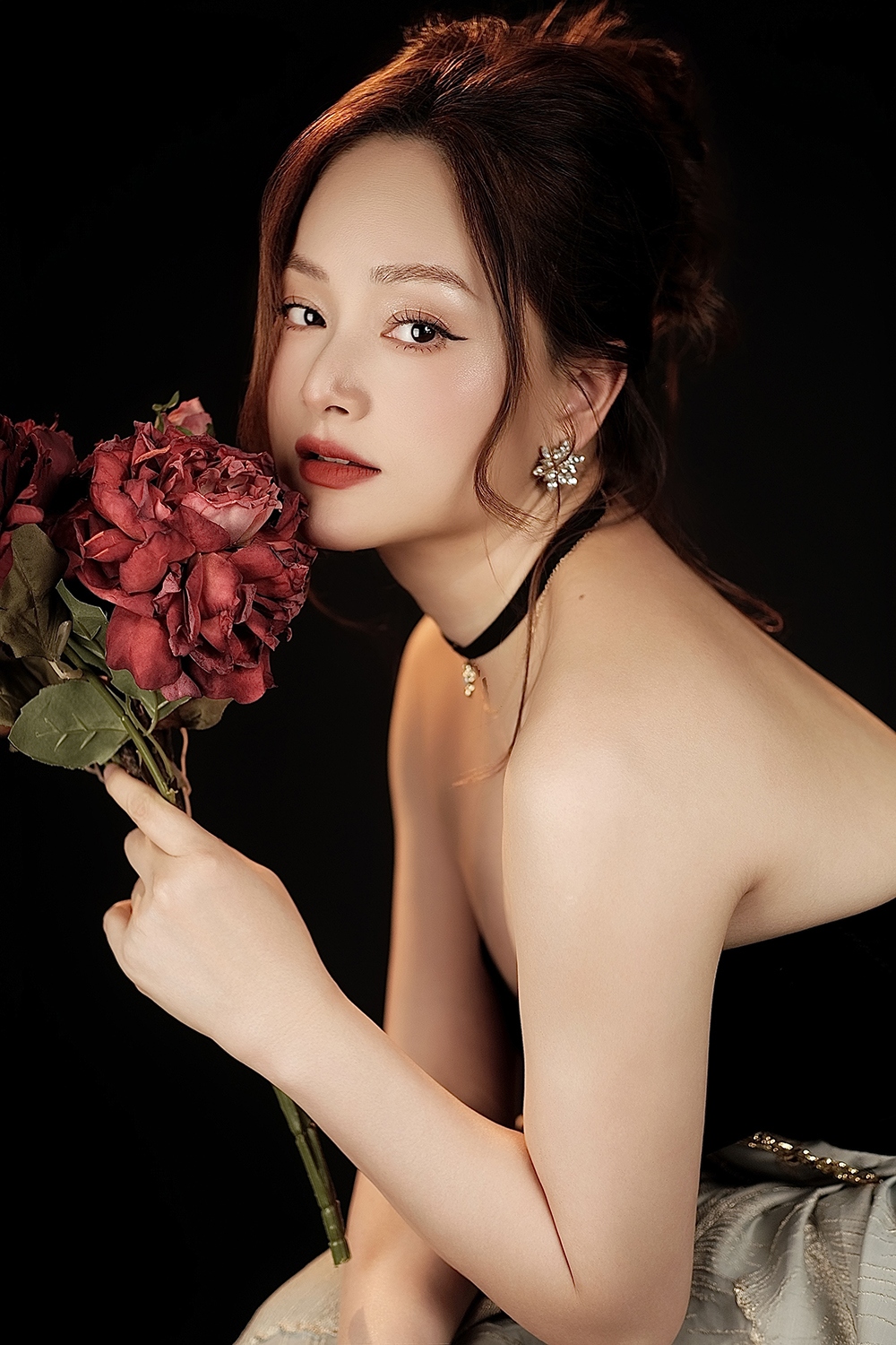 Cô cũng bớt dầu mỡ khi xào nấu hay chiên rán, cắt giảm đồ ngọt. Ngoài ra, cô không kiêng khem bất kỳ loại đồ ăn nào mà bổ sung đầy đủ các nhóm chất từ rau xanh, trái cây, thịt, cá nạc, sữa hạt... để sữa cho con bú.