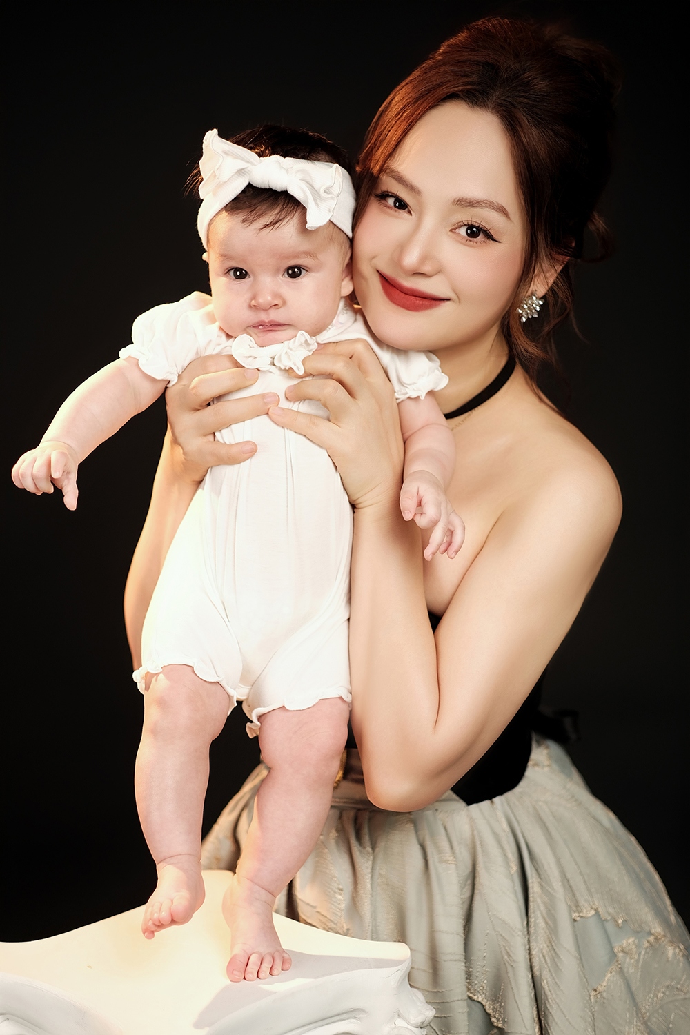 Theo nữ diễn viên, lượng đồ ăn nạp vào cơ thể ít lại không ảnh hưởng đến lượng sữa của mẹ. Từ ngày luyện tập và điều chỉnh chế độ ăn, cô vẫn thấy đủ sữa cho con bú. Những lúc phải ra ngoài làm việc, không thể cho con bú trực tiếp, cô sẽ hút sữa 4-5 lần mỗi ngày để gửi về cho bé bú. Cô muốn duy trì việc nuôi con hoàn toàn bằng sữa mẹ càng lâu càng tốt, ít nhất là cho đến khi bé tròn 6 tháng tuổi.