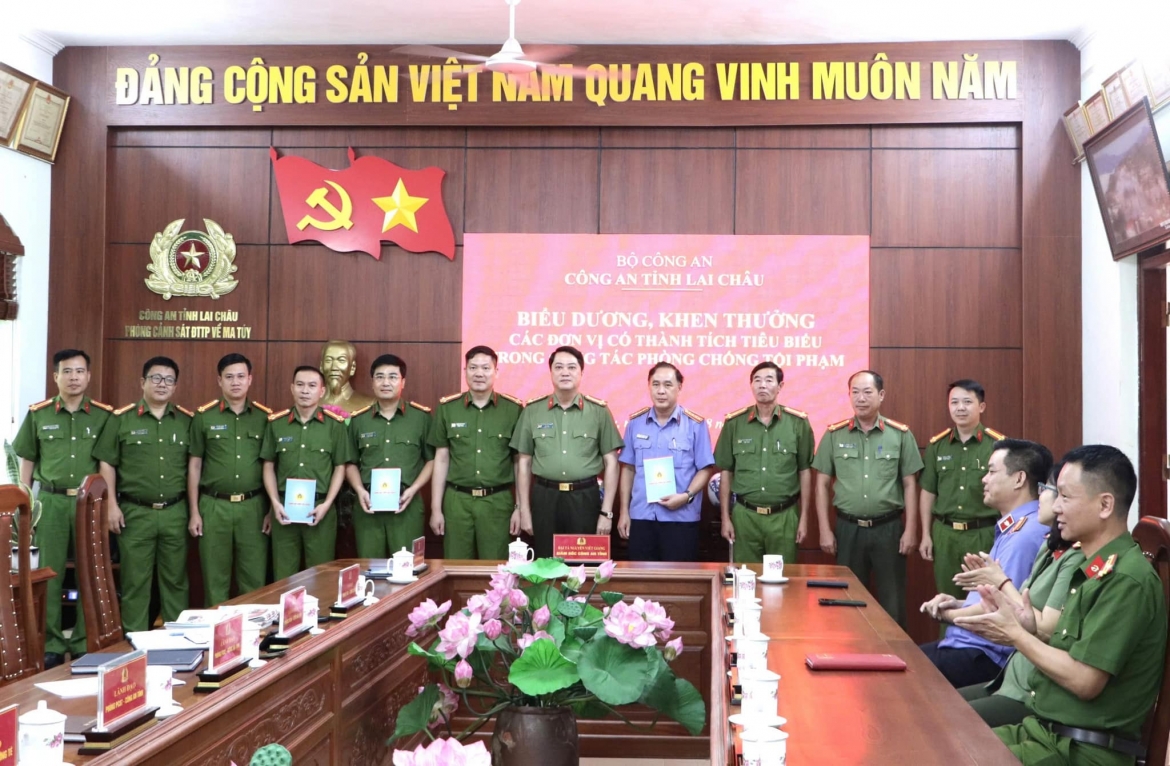 Giám đốc Công an tỉnh Lai Châu khen thưởng các tập thể, cá nhân trong 2 chuyên án