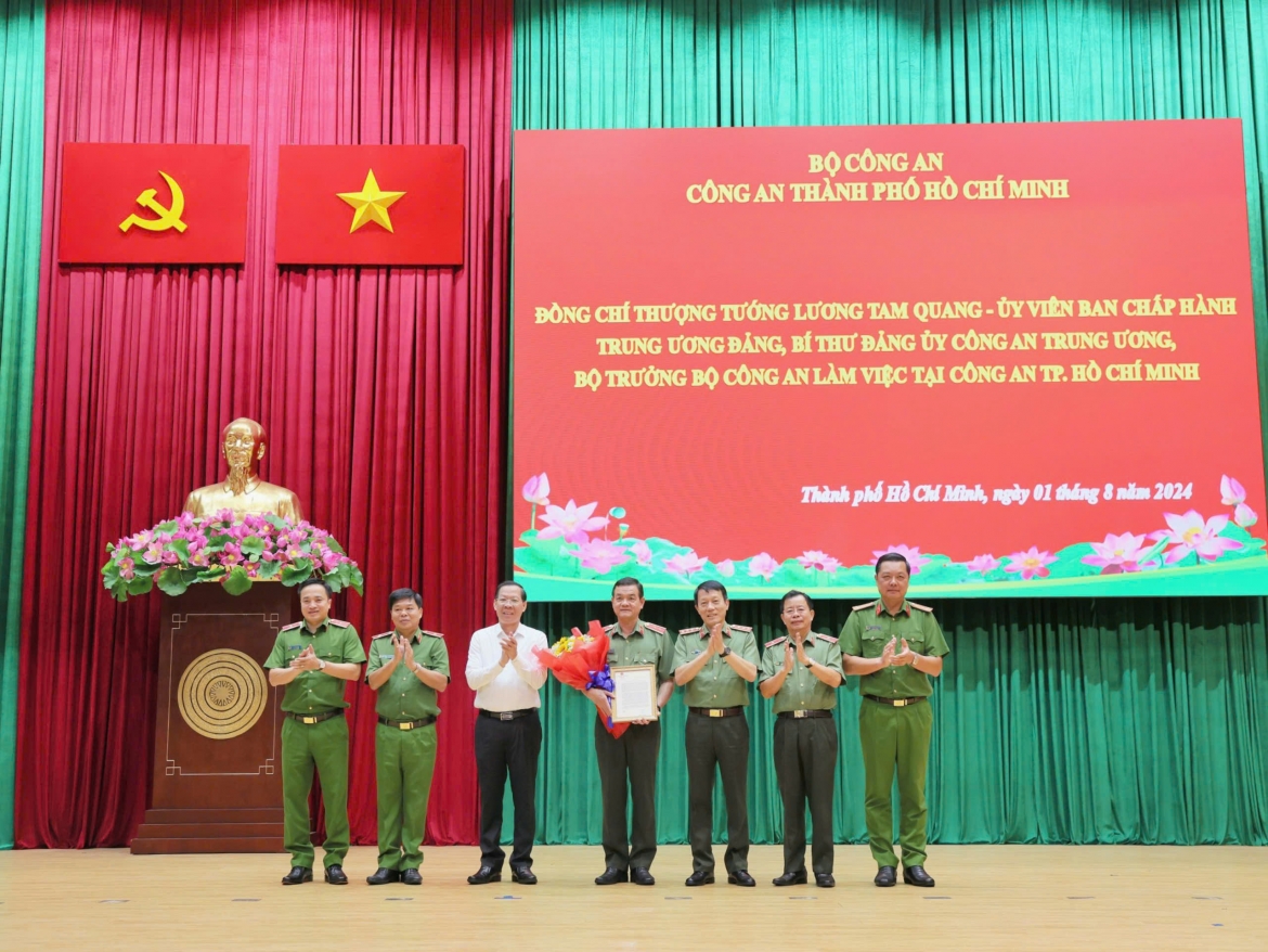 Thừa uỷ quyền của Thủ tướng Chính phủ, ngày 1/8 vừa qua, Bộ trưởng Bộ Công an đã trao Thư khen của Thủ tướng Chính phủ tặng Công an TP.HCM về thành tích trong đấu tranh chuyên án "VN10". (Ảnh: CACC)