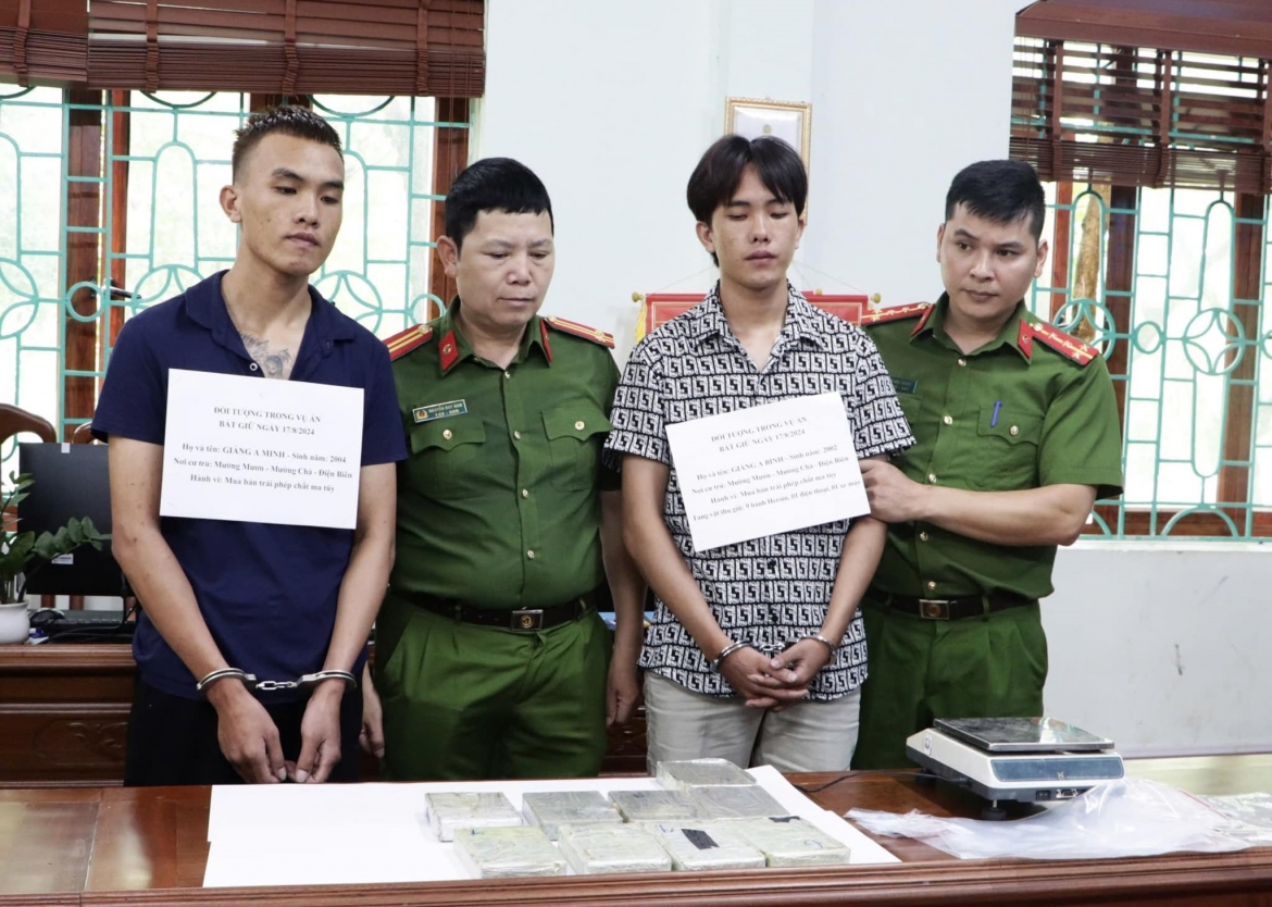 Hai đối tượng Giàng A Bình và Giàng A Minh cùng tang vật phạm tội 9 bánh heroin