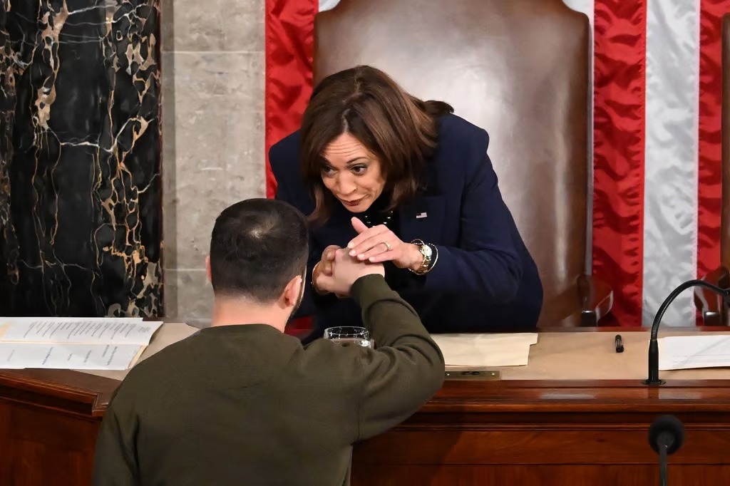 Bà Kamala Harris bắt tay Tổng thống Ukraine Volodymyr Zelensky. Ảnh: AFP.