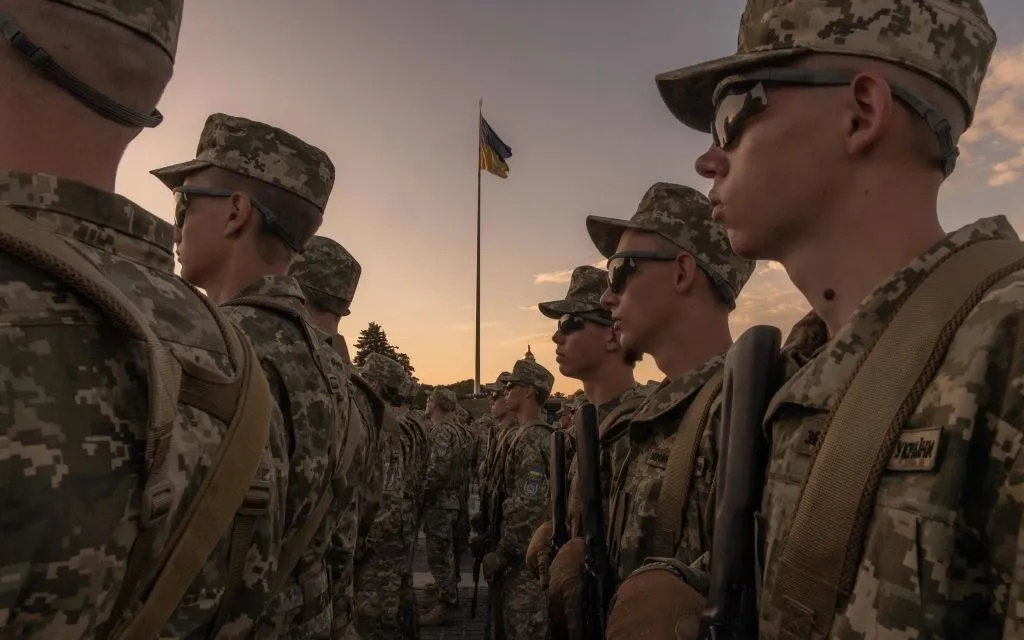 Các học viên quân sự Ukraine bên lá quốc kỳ của nước này. Ảnh: AFP.