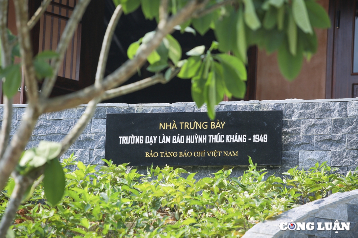 Phía trên tầng 2 là nhà trưng bày Trường dạy làm báo Huỳnh Thúc Kháng.