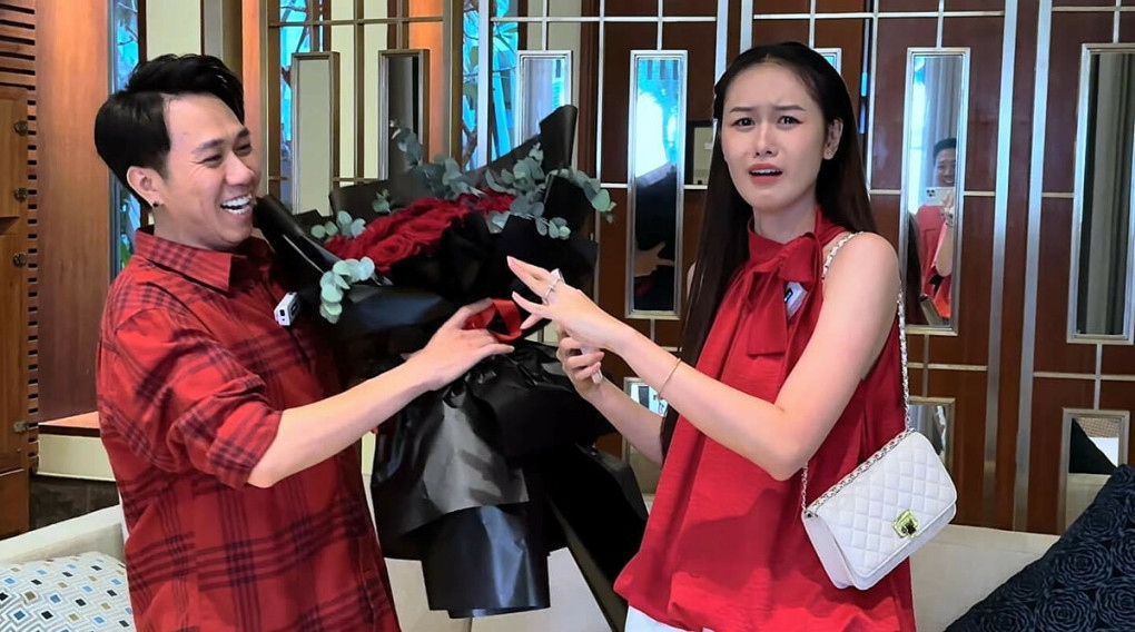 Anh Đức chia sẻ lại khoảnh khắc cầu hôn Anh Phạm trong chuyến đi chơi cùng hội bạn gồm Trấn Thành, Hari Won, Ali Hoàng Dương hồi tháng 12/2023 ở TP Phú Quốc, Kiên Giang.
