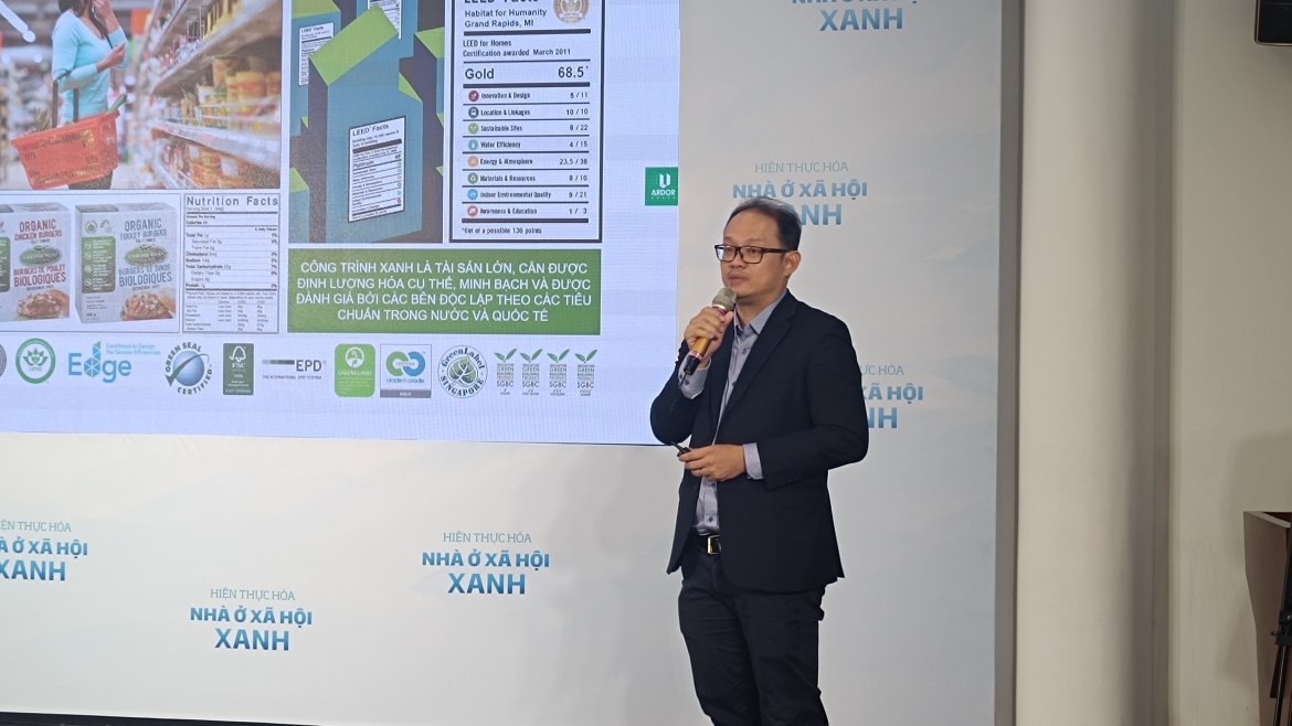 Ông Vũ Linh Quang - thành viên Ban Giám đốc Hội đồng Công trình xanh Việt Nam phổ biến một số quy định về xanh hóa nhà ở xã hội (Ảnh: Hoàng Minh)