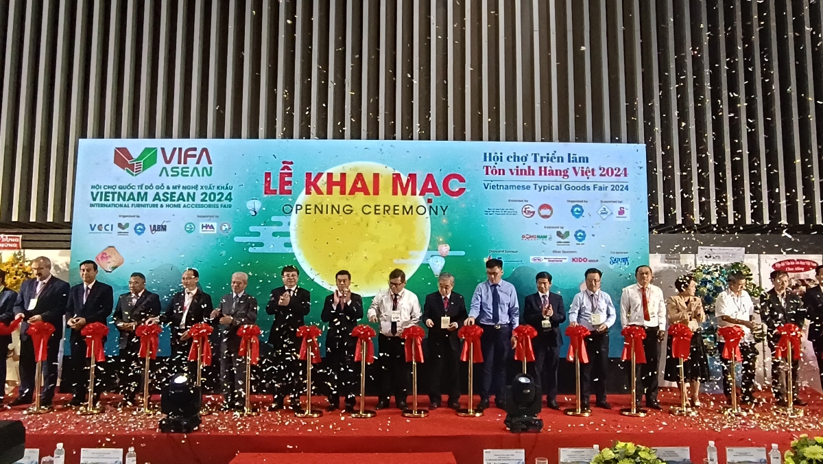 Các đại biểu cắt băng Khai mạc Hội chợ quốc tế đồ gỗ - mỹ nghệ xuất khẩu Việt Nam ASEAN lần thứ 2 - VIFA ASEAN 2024 tại TP.HCM 