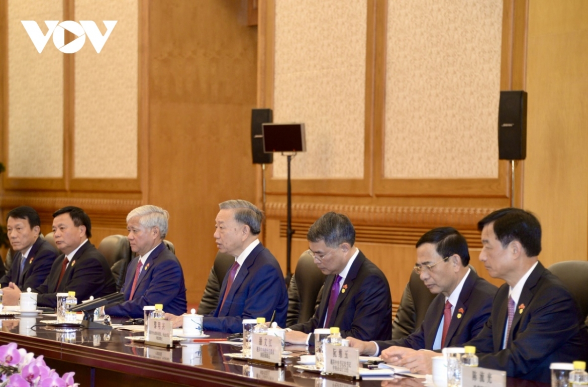 Tổng Bí thư, Chủ tịch nước Tô Lâm khẳng định Việt Nam kiên trì nhất quán đường lối đối ngoại độc lập, tự chủ, hòa bình, hữu nghị, hợp tác và phát triển, đa dạng hóa, đa phương hóa quan hệ đối ngoại, kiên định chính sách quốc phòng “4 không”. Tổng Bí thư, Chủ tịch nước Tập Cận Bình khẳng định mạnh mẽ, Trung Quốc kiên trì chính sách hữu nghị với Việt Nam, luôn coi Việt Nam là hướng ưu tiên và sự lựa chọn chiến lược trong chính sách ngoại giao láng giềng.