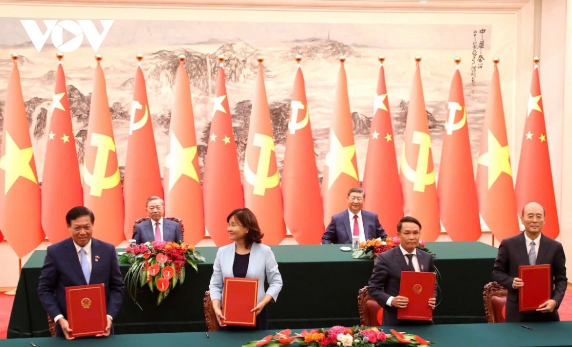 Kết thúc hội đàm, Tổng Bí thư, Chủ tịch nước Tô Lâm cùng Tổng Bí thư, Chủ tịch nước Trung Quốc Tập Cận Bình đã chứng kiến các ban, bộ, ngành, địa phương hai nước ký kết các văn kiện hợp tác trong chuyến thăm trên các lĩnh vực hợp tác trường đảng, xuất nhập khẩu nông sản, phát thanh truyền hình, nghiệp vụ truyền thông báo chí, y tế, cơ sở hạ tầng, kinh tế thương mại, công nghiệp, ngân hàng...