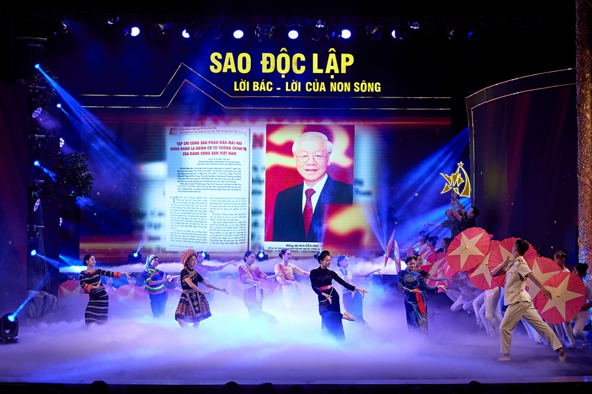 Trong đó, điểm nhấn của màn khai từ là những tư liệu trích dẫn từ 236 bài viết của cố Tổng Bí Thư Nguyễn Phú Trọng in trên Tạp chí Cộng sản và được lan toả khắp mọi miền Tổ quốc. Những dòng chữ từ trái tim nhân văn, tư tưởng của bậc hiền nhân truyền lại khát vọng độc lập, tự do, hạnh phúc trường tồn cho nhân dân và cho đất nước Việt Nam.