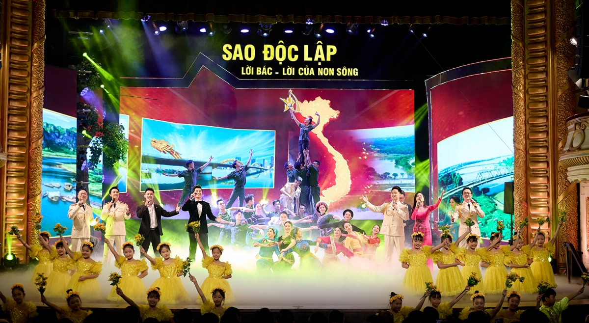 Với thời lượng 80 phút, chương trình “Sao Độc lập” năm 2024 do nghệ sĩ Nguyễn Thị Tuyết Minh tổng đạo diễn và viết kịch bản, là một màn đại nhạc vũ kịch hùng tráng, gồm màn khai từ “Việt Nam rực rỡ những mùa xuân” và 3 chương (Chương I - Tổ quốc gọi tên mình; Chương II - Khúc tráng ca huyền thoại; Chương III - Việt Nam dáng đứng Rồng bay).