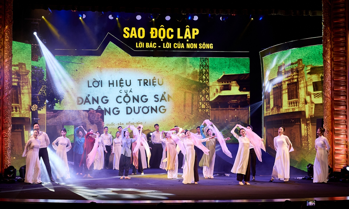Cùng với các tiết mục nghệ thuật, nhiều hoạt động tri ân đền ơn đáp nghĩa ở khắp mọi miền đất nước trong những ngày mùa thu tháng Tám được chuyển tải trong chương trình, thể hiện niềm tin sâu sắc vào thế hệ hôm nay sẽ bảo vệ vững chắc thành quả cách mạng mà cha anh đã dày công vun đắp.