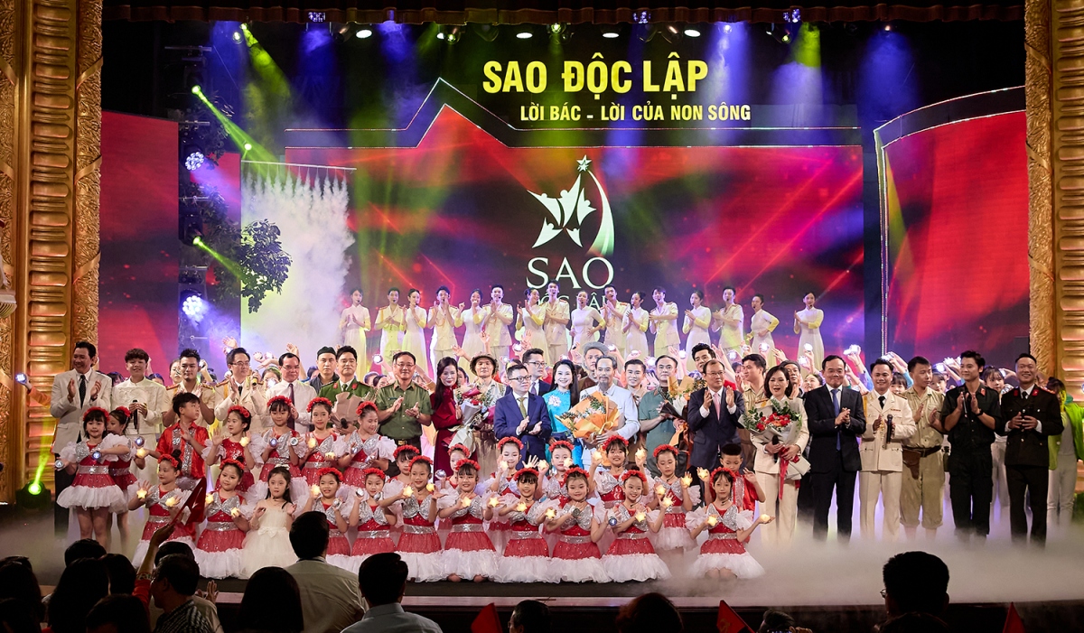 Trong khuôn khổ chương trình, Ban Tổ chức đã trao tặng các phần quà đầy ý nghĩa tới các Mẹ Việt Nam Anh hùng, các đồng chí lão thành cách mạng, Anh hùng lực lượng vũ trang nhân dân, các thương binh, bệnh binh và Anh hùng lao động thời kỳ đổi mới.