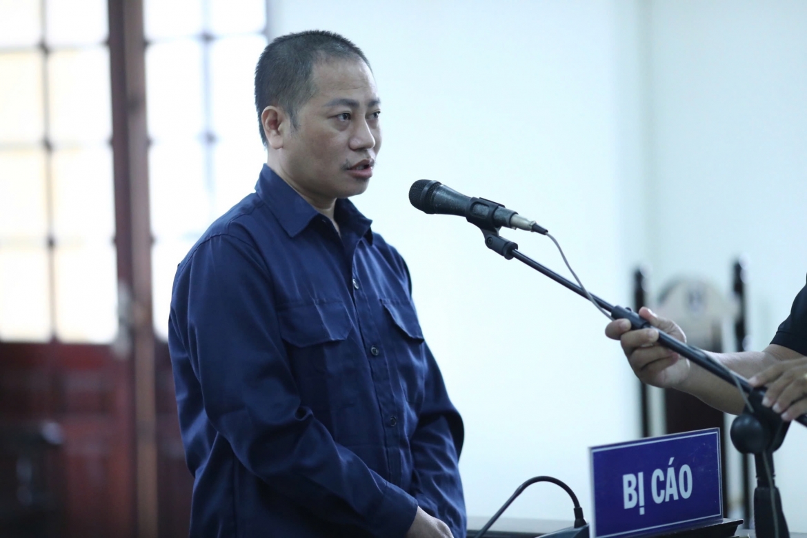 Khai báo về lý lịch, bị cáo Nguyễn Minh Phúc cho rằng bản thân có trình độ tiến sĩ luật, nghề nghiệp tu sĩ. (Ảnh: M.T)