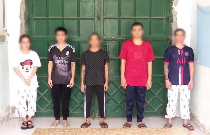 Nguyễn Văn Út; Nguyễn Văn Phú; Nguyễn Bảo Toàn; Nguyễn Văn Hiệp và Vũ Thị Sơn Tuyền (từ phải qua trái )