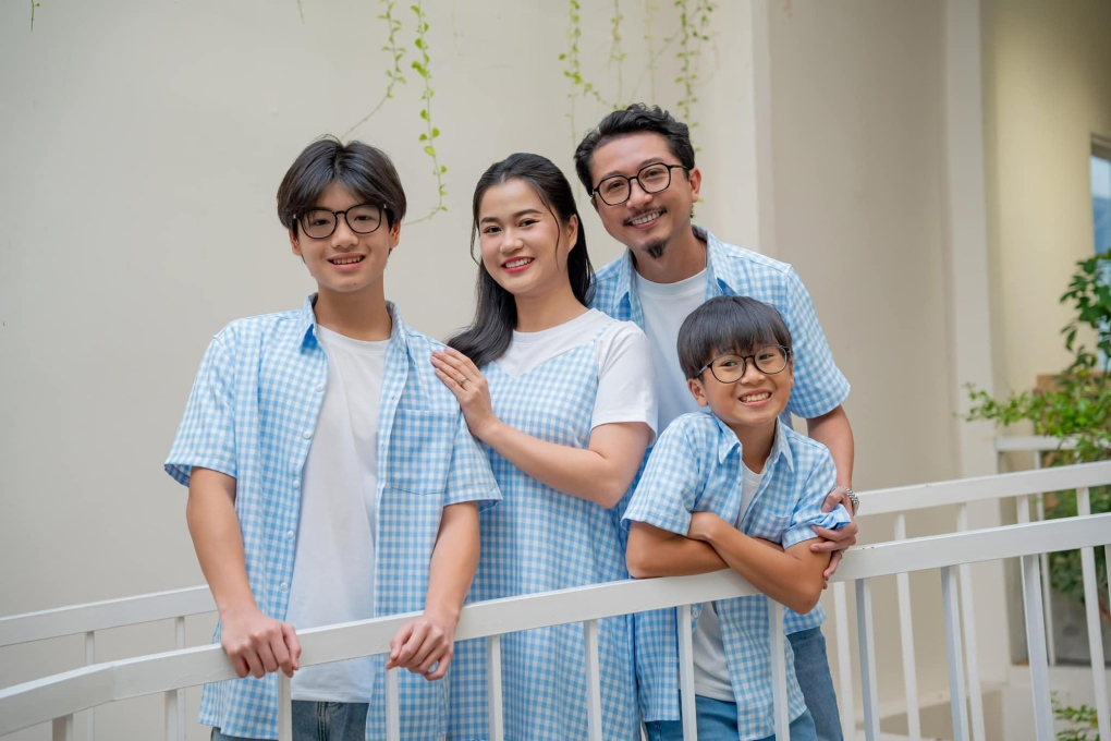 Vợ chồng Lâm Vỹ Dạ - Hứa Minh Đạt và hai con trai mặc đồng điệu trong bộ ảnh kỷ niệm 14 năm cưới. Dịp này, nữ diễn viên hài bày tỏ tình cảm với chồng và viết: "Em không định nghĩa được hai từ hạnh phúc nên em gọi tắt là anh".