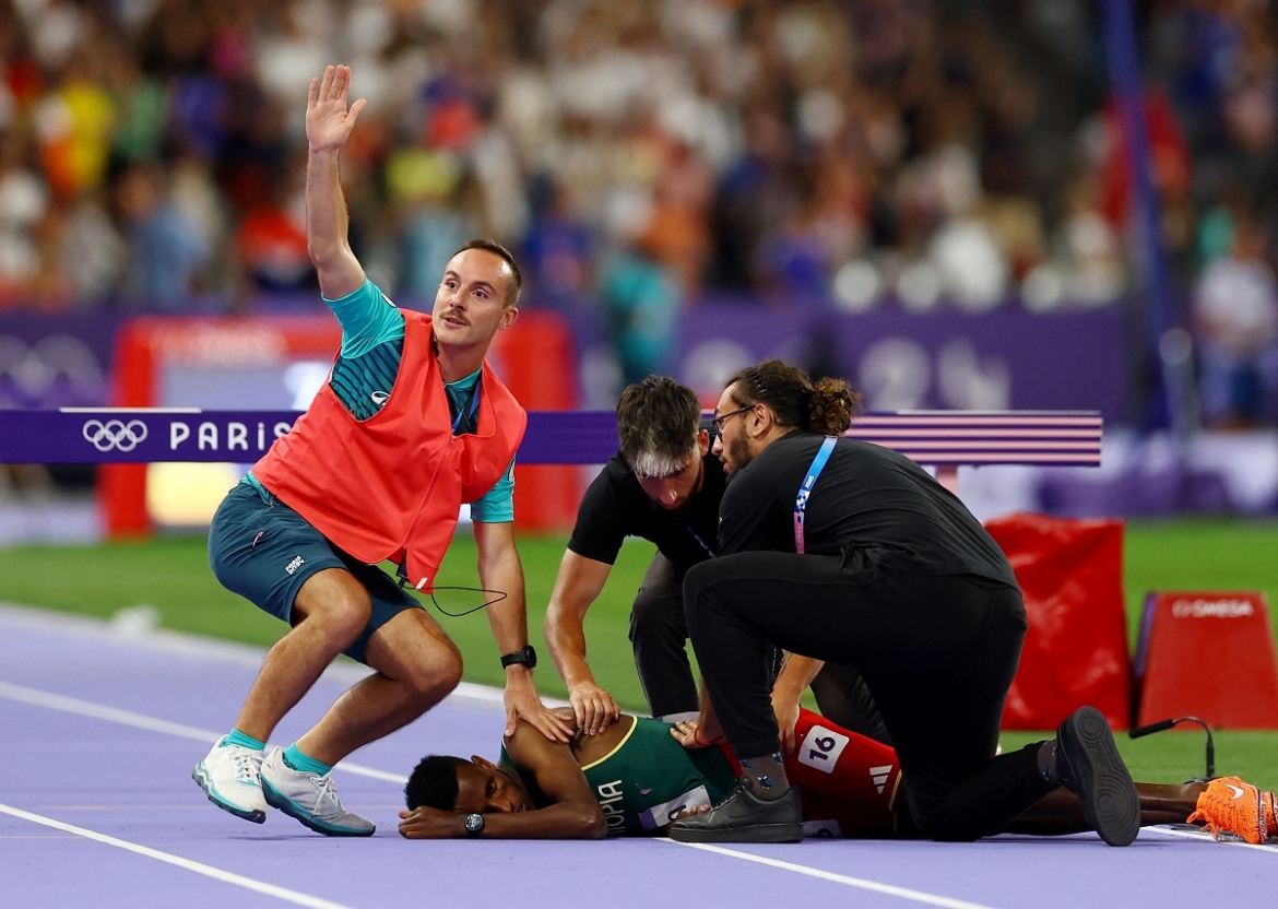 Các bác sĩ sơ cứu cho Lamecha Girma. (Ảnh: Reuters). 
