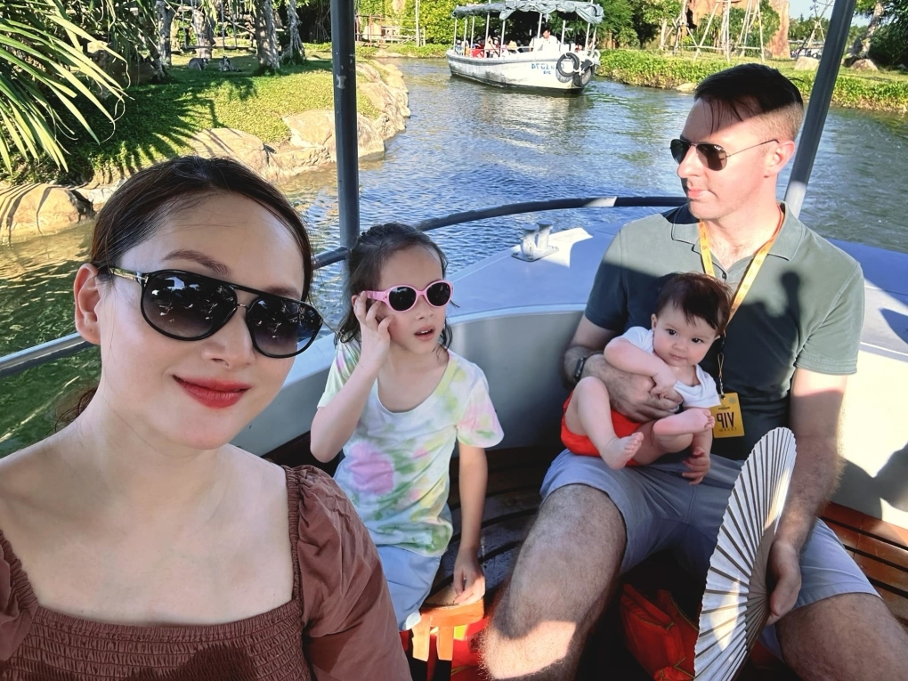 Lan Phương cho biết cô đưa hai con gái Lina và Mia vào Đà Nẵng đoàn tụ với ông xã David Duffy cách đây vài tuần. Gia đình tận hưởng quãng thời gian đoàn tụ tại thành phố biển trước khi nữ diễn viên trở lại Hà Nội với công việc.
