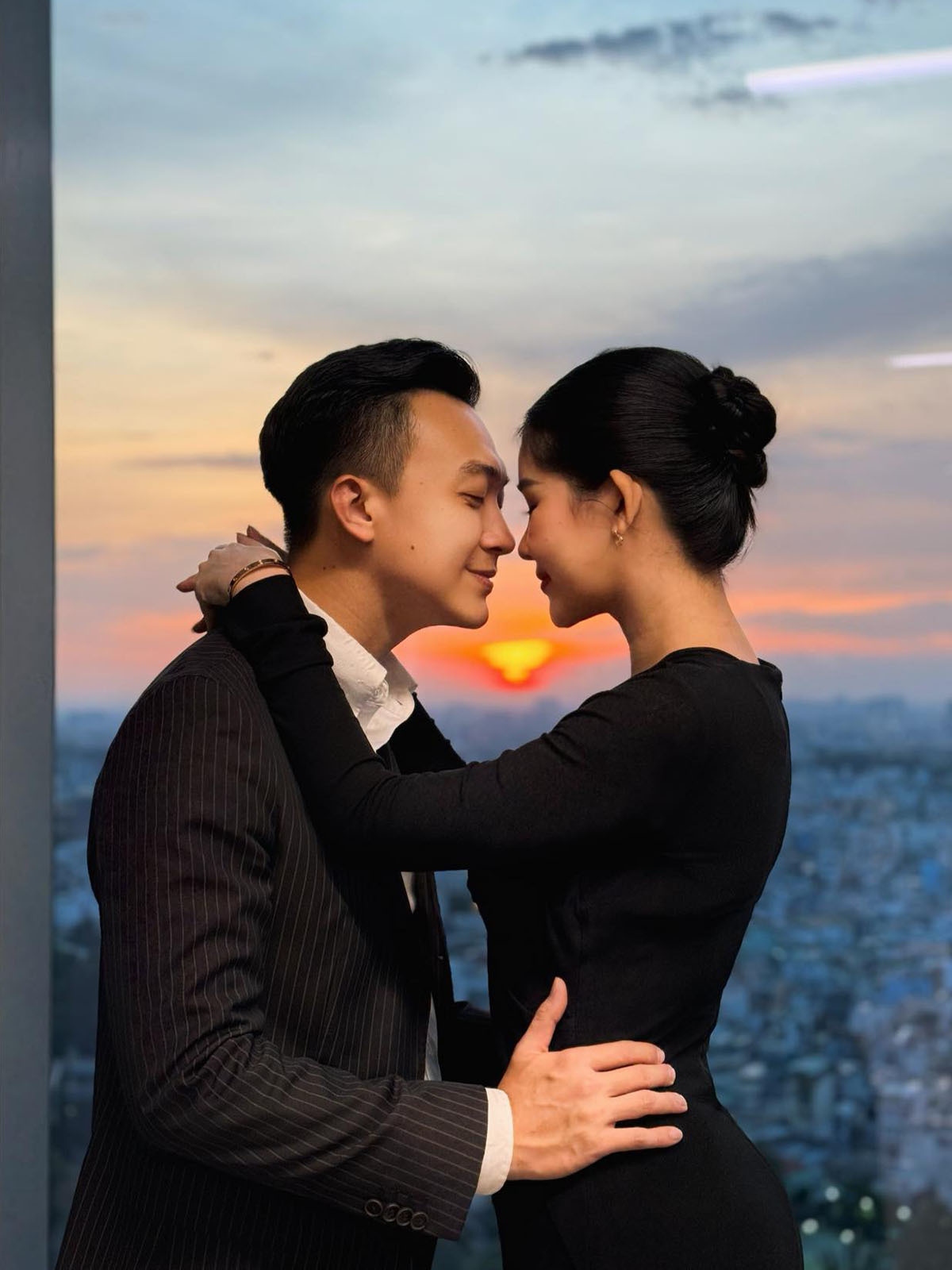 Lê Âu Ngân Anh và ông xã Phan Tô Ny mặc trang phục đồng điệu, ghi lại khoảnh khắc ngọt ngào trong ánh hoàng hôn. Đang là bố mẹ bỉm sữa, cả hai vẫn thỉnh thoảng "trốn con" đi hẹn hò, tận hưởng không gian lãng mạn.