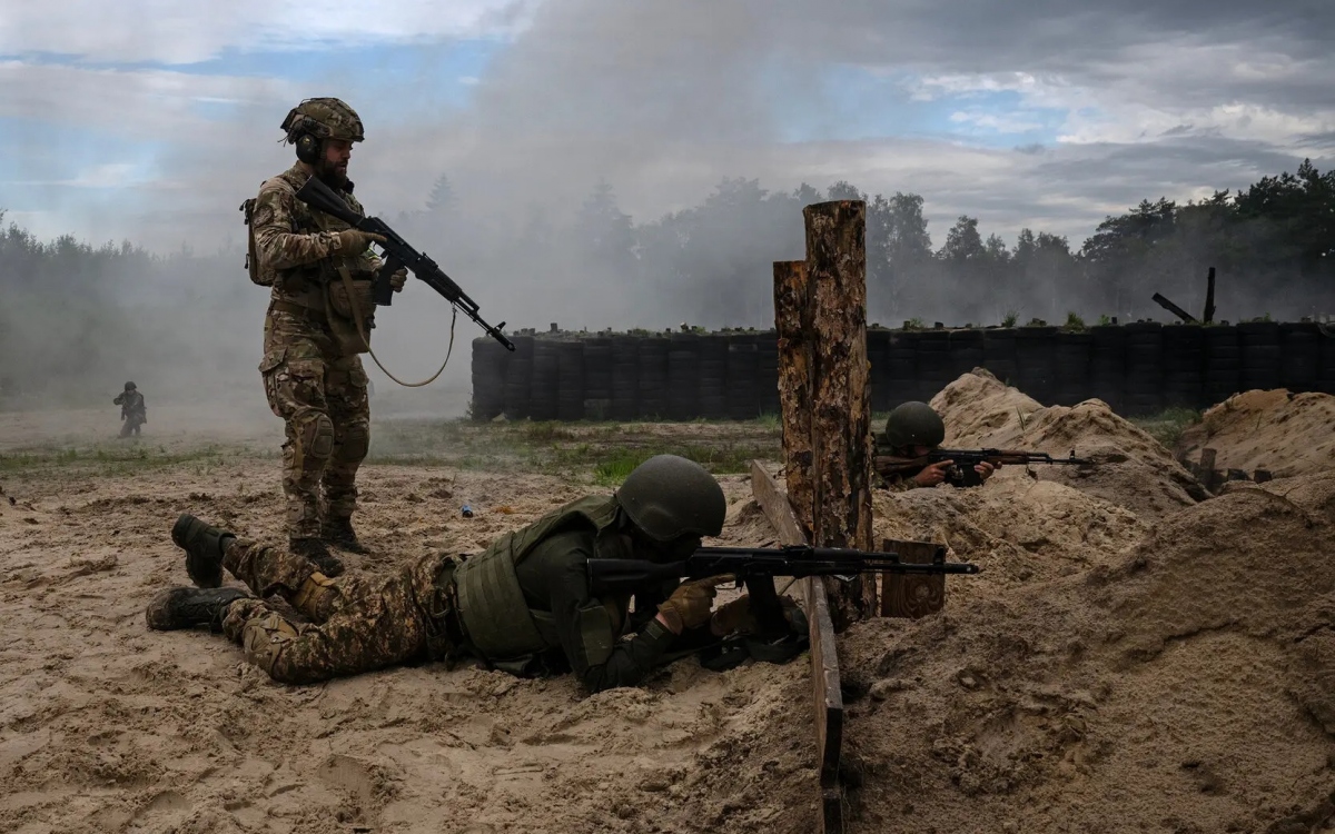 Lính Ukraine tập luyện trên thao trường. Ảnh: Nytimes.