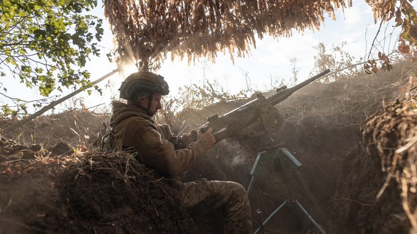 Lính Ukraine khai hỏa súng máy. Ảnh: Getty