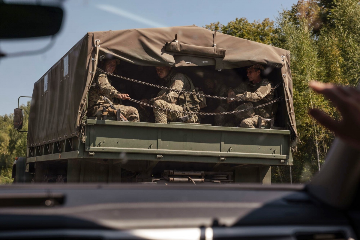 Lính Ukraine ở tỉnh Sumy, giáp tỉnh Kursk của Nga. Ảnh: WSJ