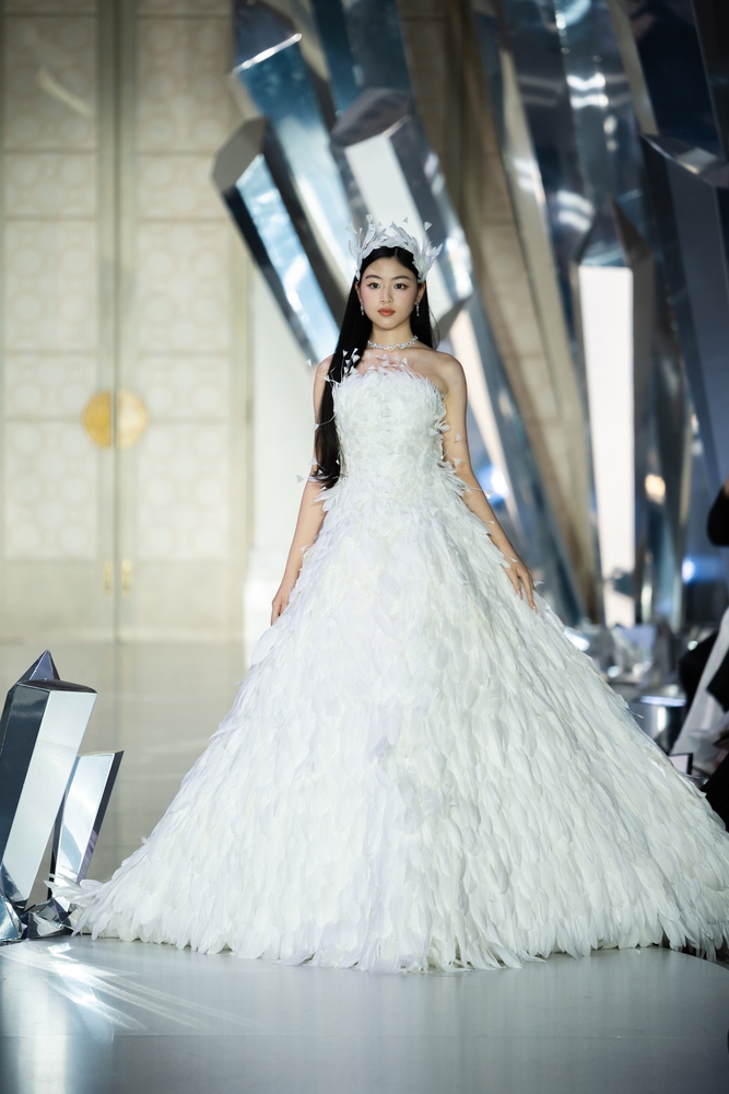 Lọ Lem - con gái Quyền Linh trở thành tâm điểm trong show I Dreamed A Dream của Chung Thanh Phong. Cô vào vai nàng Lọ Lem trong chuyện cổ tích, vội vã trở về sau tiếng điểm chuông 12h đêm rồi sau đó tái xuất trong bộ đầm công chúa đính lông vũ trắng muốt.