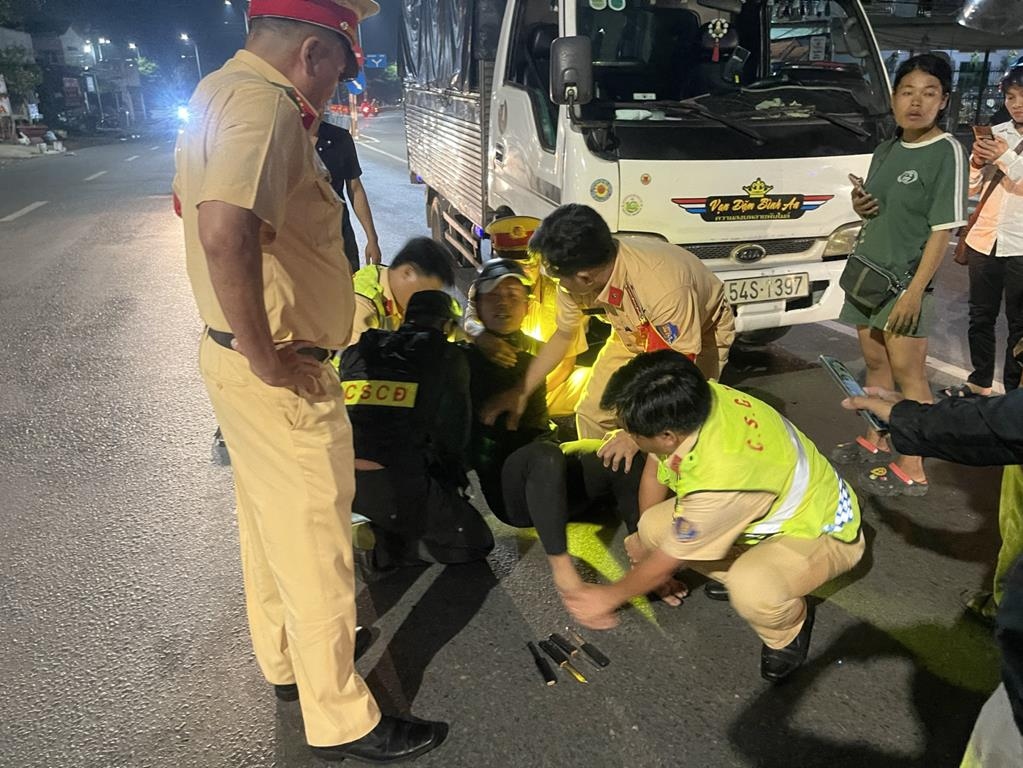 Lực lượng chức năng khống chế đối tượng (Ảnh: Công an tỉnh Đồng Nai)