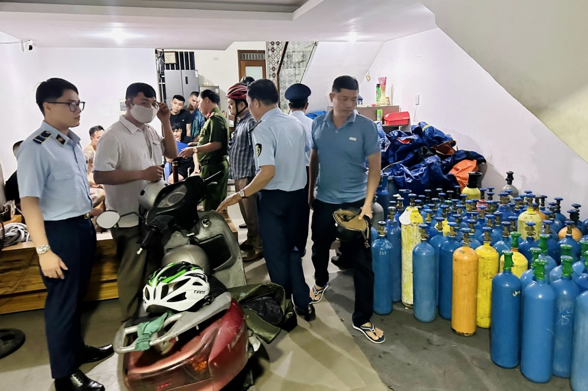 Lực lượng chức năng kiểm tra thực tế tại kho hàng. (Ảnh: Cục Quản lý thị trường thành phố Đà Nẵng cung cấp)