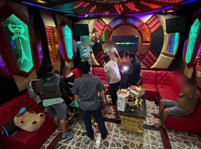 Công an ập vào quán karaoke khi các đối tượng đang sử dụng ma túy. Ảnh: CACC