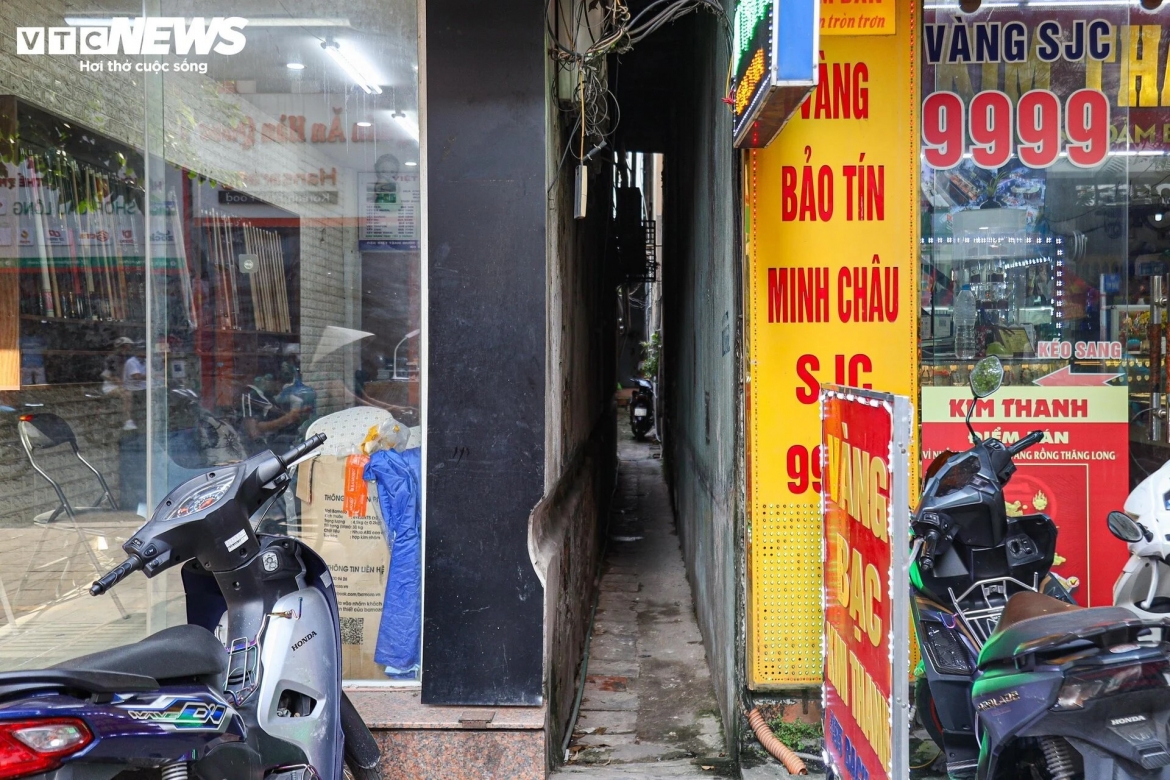 Nhiều ngày qua, trên mạng xã hội xôn xao về một căn nhà nằm sâu trong ngõ nhỏ trên phố Bạch Mai (quận Hai Bà Trưng, Hà Nội), có diện tích 40m2 với 4 tầng, được môi giới rao bán 5,2 tỷ đồng. Đáng nói là con ngõ dẫn vào ngôi nhà siêu nhỏ hẹp, chỉ vừa đủ cho 1 người đi qua.