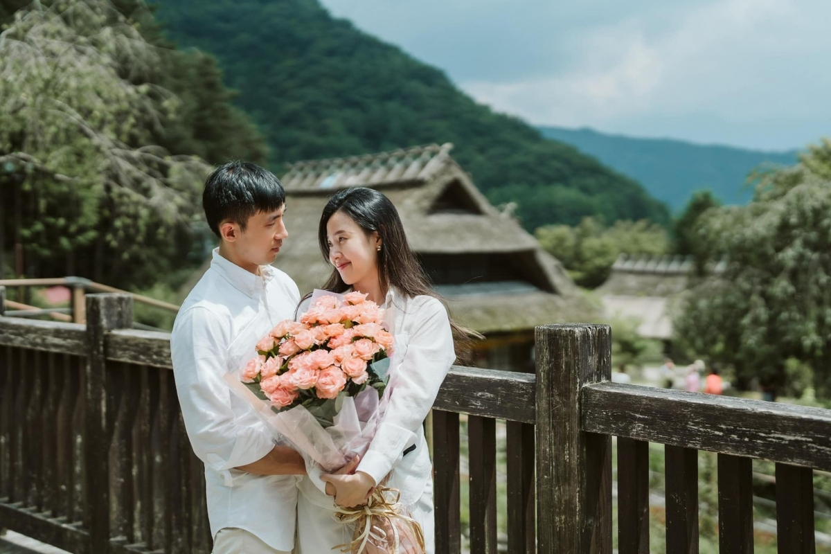 Midu đăng tải một số khoảnh khắc ngọt ngào bên chồng doanh nhân. Nữ diễn viên bày tỏ niềm hạnh phúc qua những khung hình lãng mạn khi được chồng tặng hoa, nắm tay, ôm từ phía sau hay đặt nụ hôn lên môi.
