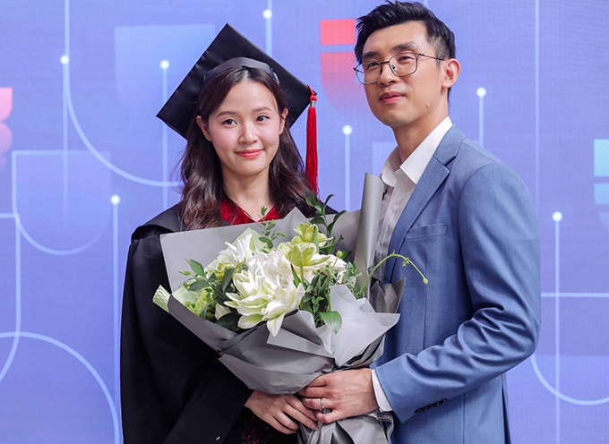 Đưa vợ đi dự lễ trao bằng tốt nghiệp, thiếu gia Minh Đạt diện suit lịch lãm. Ngoài bằng tốt nghiệp thạc sĩ loại giỏi, Midu còn được trao giấy khen, cúp nhờ đạt thành tích tốt trong hai năm học tập tại Đại học Văn Lang.