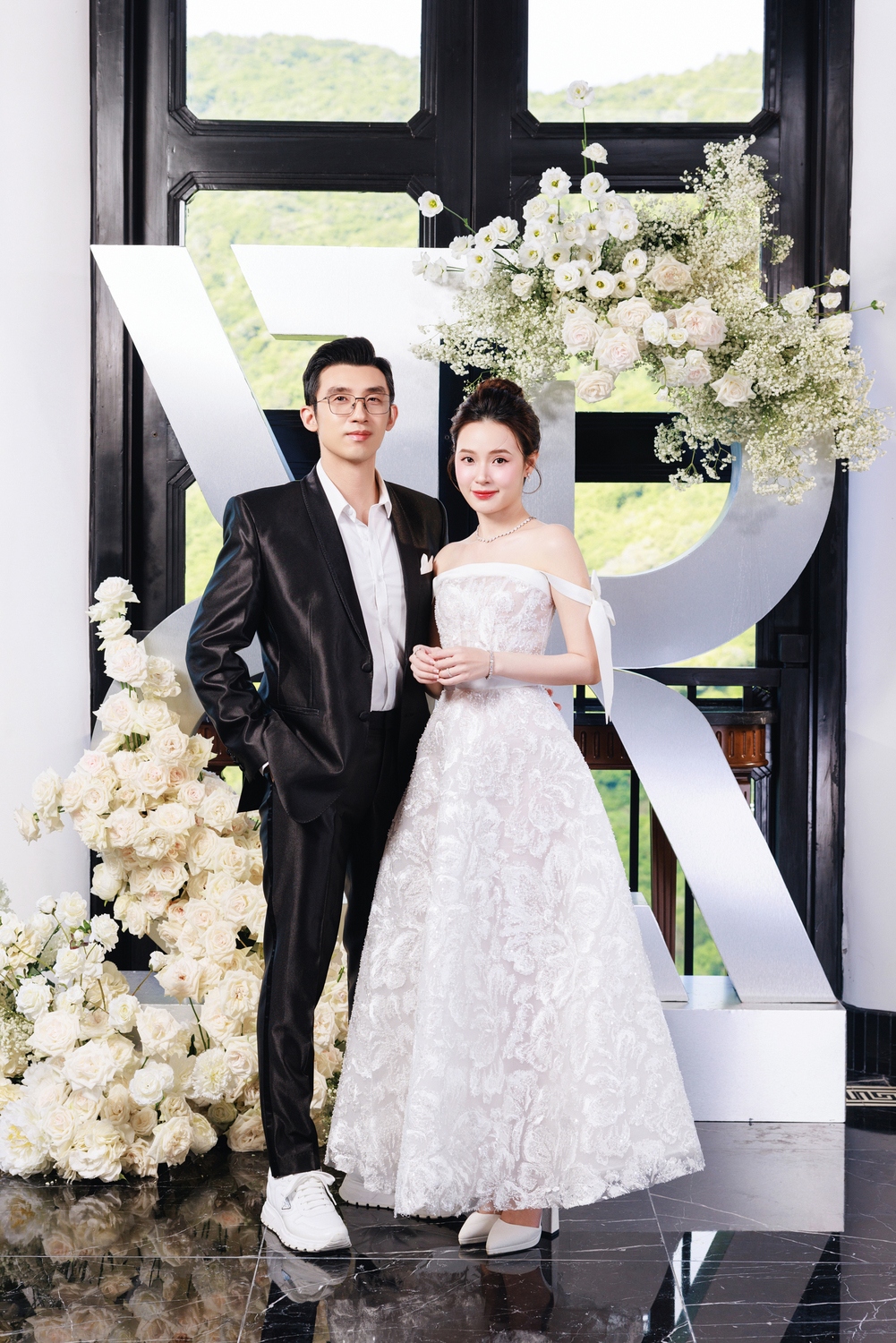 Vợ chồng Midu tình tứ đi xem show I Dreamed A Dream